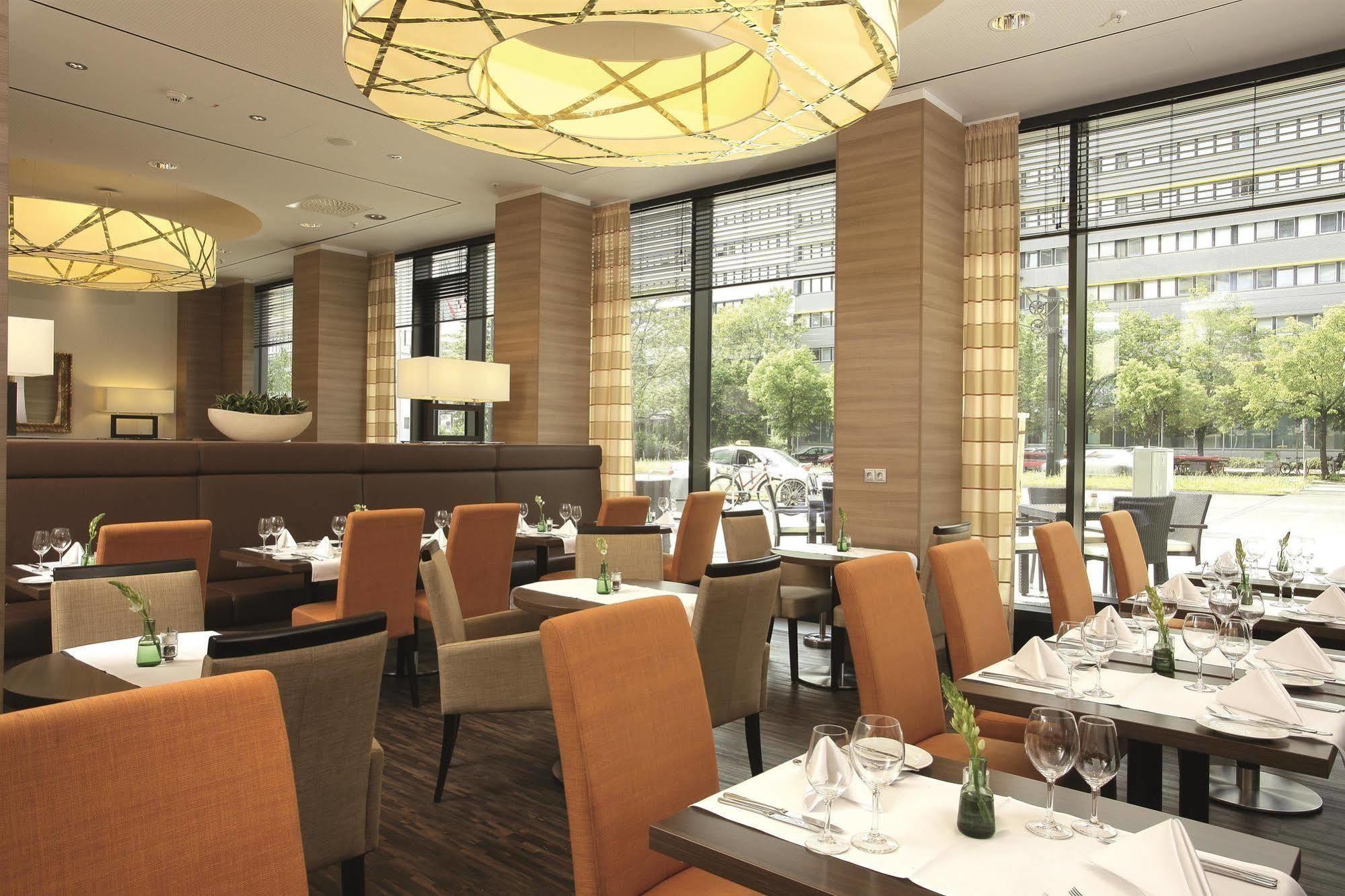 H4 Hotel Berlin Alexanderplatz Ristorante foto